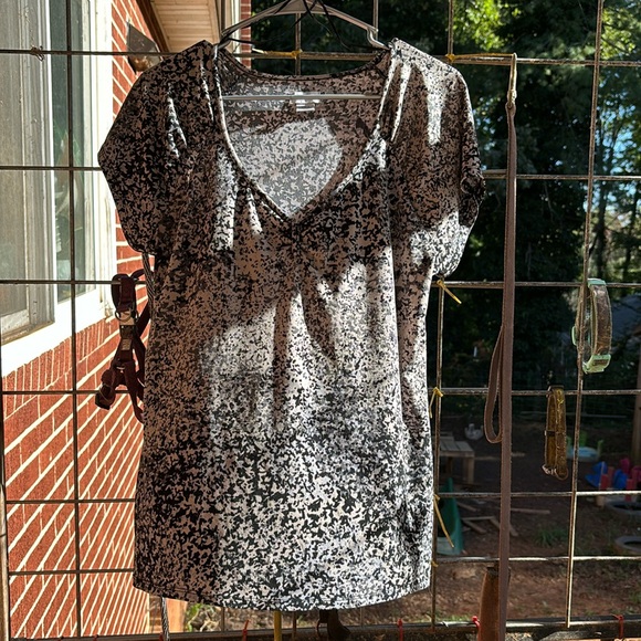 Jaclyn Smith Front Gathered V-Neck Blouse Short Sleeves Paint Splatter Design M - Picture 2 of 16